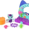 GABBYS-DOLLHOUSE-FILMUL-SET-BALCONUL-ACVARIU-SI-FIGURINA-MERCAT-1
