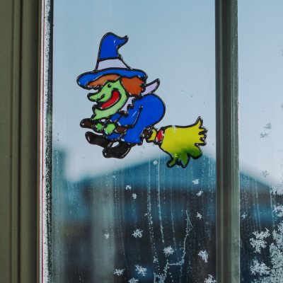 Autocolant Halloween vrajitoare colorata Autocolant Halloween vrajitoare colorata