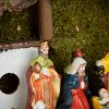 Decor-masa-Craciun-scena-Nasterii-Betleem-lemn-si-ceramica-30-cm-3